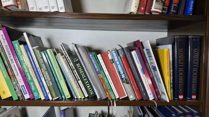 Vollholz Bücherregal mit Inhalt 175x33 cm H 220 cm – Bild 9