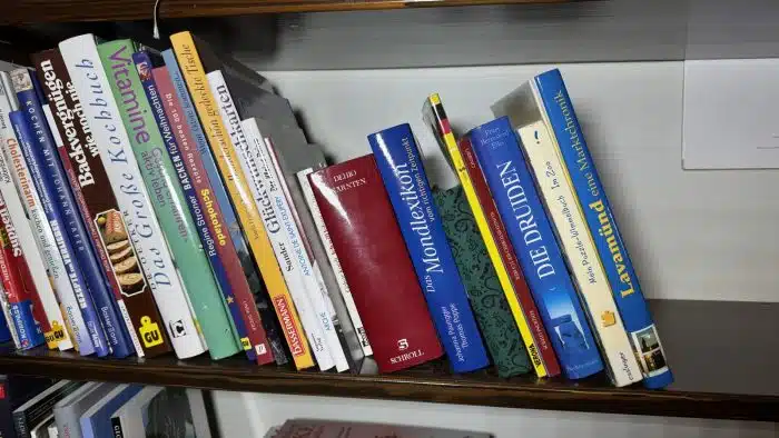 Vollholz Bücherregal mit Inhalt 175x33 cm H 220 cm – Bild 13