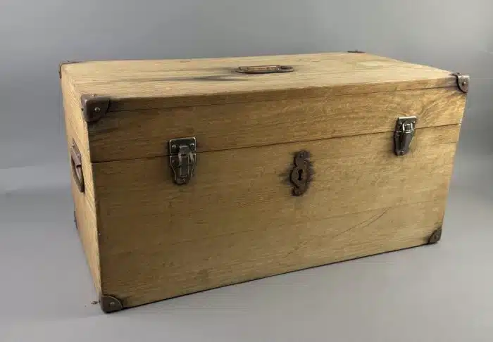 Kleiner Holzkoffer Truhe -Eichenholz gezapft mit Eisenbeschlägen - seitliche Tragegriffe, Schloss 60x30 cm H. 30 cm