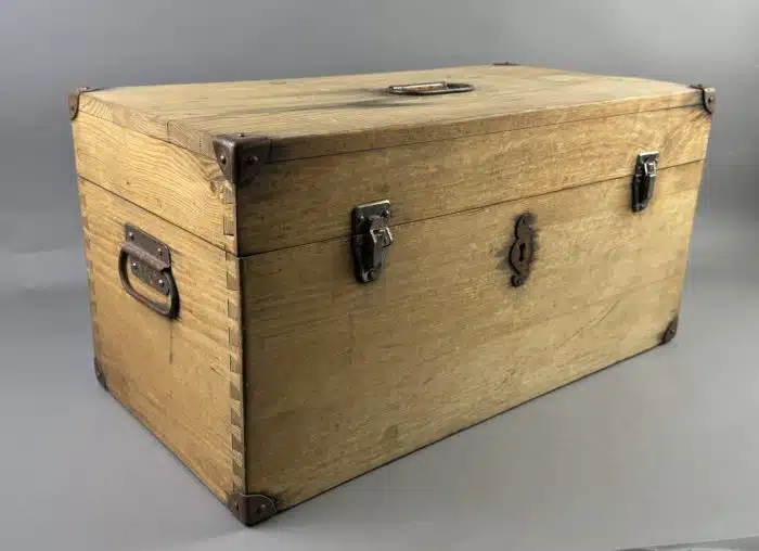 Kleiner Holzkoffer Truhe -Eichenholz gezapft mit Eisenbeschlägen - seitliche Tragegriffe, Schloss 60x30 cm H. 30 cm – Bild 2