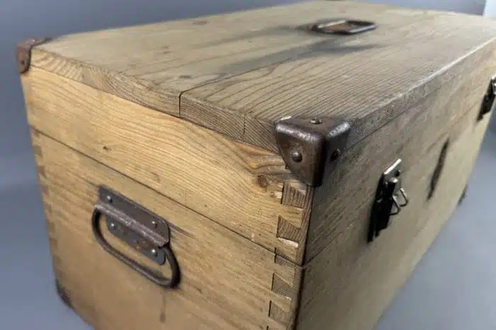 Kleiner Holzkoffer Truhe -Eichenholz gezapft mit Eisenbeschlägen - seitliche Tragegriffe, Schloss 60x30 cm H. 30 cm – Bild 3