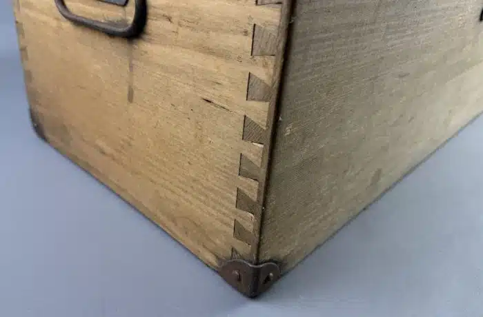 Kleiner Holzkoffer Truhe -Eichenholz gezapft mit Eisenbeschlägen - seitliche Tragegriffe, Schloss 60x30 cm H. 30 cm – Bild 4