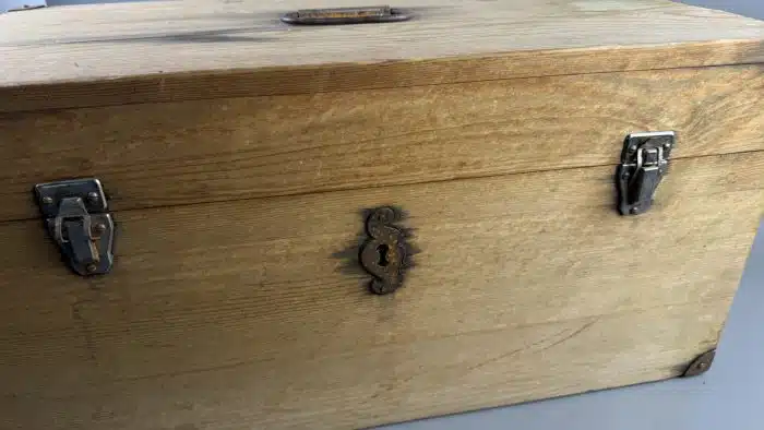 Kleiner Holzkoffer Truhe -Eichenholz gezapft mit Eisenbeschlägen - seitliche Tragegriffe, Schloss 60x30 cm H. 30 cm – Bild 5
