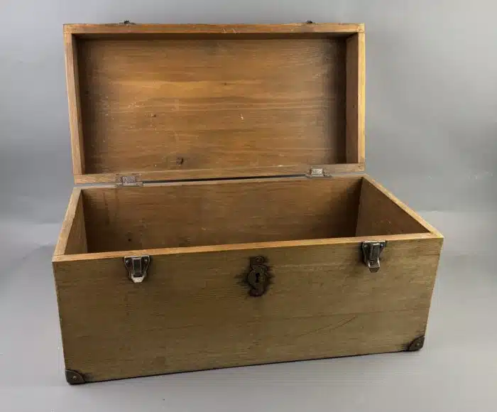 Kleiner Holzkoffer Truhe -Eichenholz gezapft mit Eisenbeschlägen - seitliche Tragegriffe, Schloss 60x30 cm H. 30 cm – Bild 7
