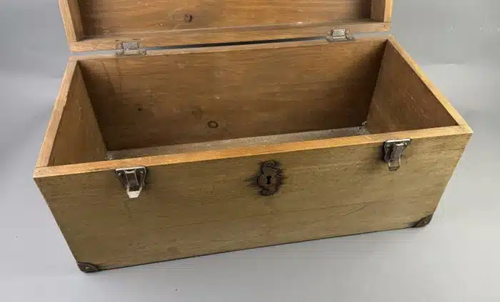 Kleiner Holzkoffer Truhe -Eichenholz gezapft mit Eisenbeschlägen - seitliche Tragegriffe, Schloss 60x30 cm H. 30 cm – Bild 8