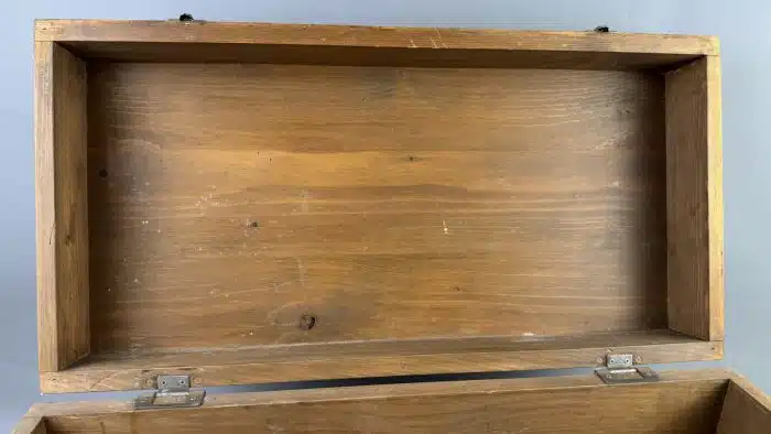 Kleiner Holzkoffer Truhe -Eichenholz gezapft mit Eisenbeschlägen - seitliche Tragegriffe, Schloss 60x30 cm H. 30 cm – Bild 9