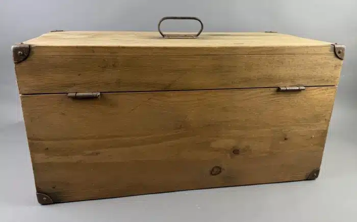 Kleiner Holzkoffer Truhe -Eichenholz gezapft mit Eisenbeschlägen - seitliche Tragegriffe, Schloss 60x30 cm H. 30 cm – Bild 10