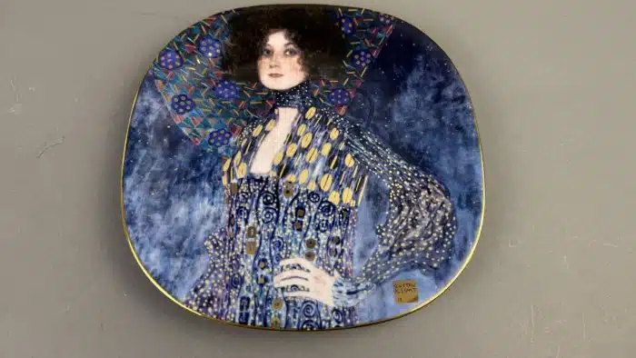 Wandteller, nach Gustav Klimt "Frauenbildnisse", Lilienporzellan Austria, weiß glasiert, Farbdrucke goldgerändert, 21 x 21 cm, limitierte Auflage, nummeriert und beschriftet,  mit Zertifikat, guter Erhaltungszustand OVP