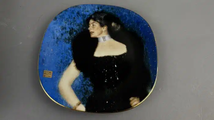 Wandteller, nach Gustav Klimt "Frauenbildnisse", Lilienporzellan Austria, weiß glasiert, Farbdrucke goldgerändert, 21 x 21 cm, limitierte Auflage, nummeriert und beschriftet,  mit Zertifikat, guter Erhaltungszustand OVP