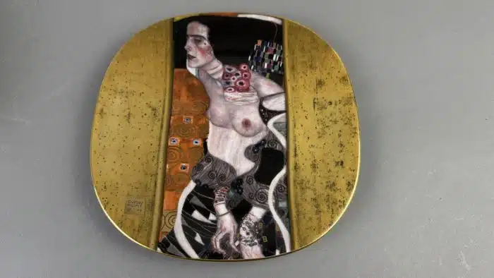 Wandteller, nach Gustav Klimt "Frauenbildnisse", Lilienporzellan Austria, weiß glasiert, Farbdrucke goldgerändert, 21 x 21 cm, limitierte Auflage, nummeriert und beschriftet,  mit Zertifikat, guter Erhaltungszustand OVP
