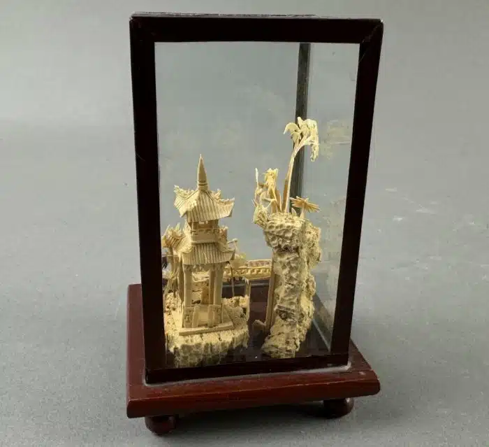 Diorama mit Mikroschnitzerei, China, 20. Jahrhundert Schnitzerei in Form eines Tempels, Bäumen und Kranichen,  H 10 cm