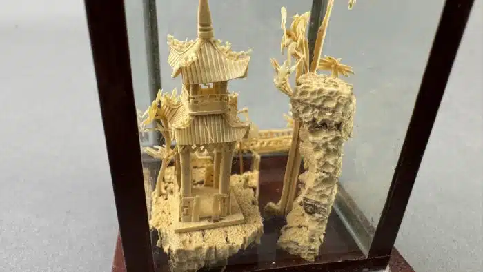 Diorama mit Mikroschnitzerei, China, 20. Jahrhundert Schnitzerei in Form eines Tempels, Bäumen und Kranichen,  H 10 cm – Bild 2