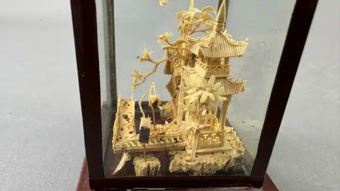 Diorama mit Mikroschnitzerei, China, 20. Jahrhundert Schnitzerei in Form eines Tempels, Bäumen und Kranichen,  H 10 cm – Bild 3