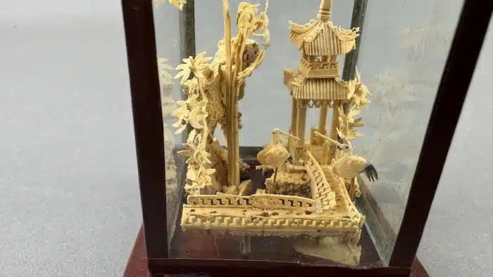 Diorama mit Mikroschnitzerei, China, 20. Jahrhundert Schnitzerei in Form eines Tempels, Bäumen und Kranichen,  H 10 cm – Bild 4