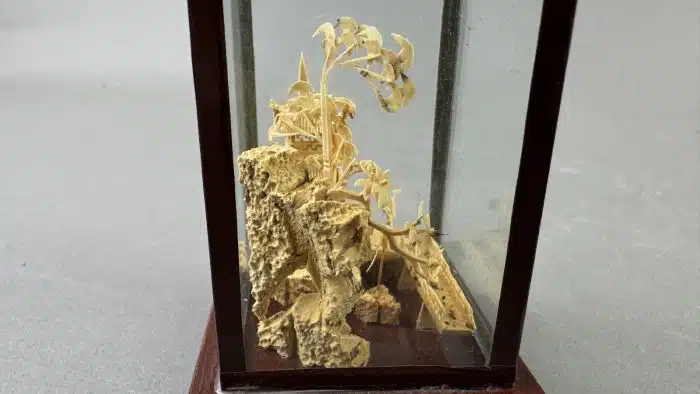 Diorama mit Mikroschnitzerei, China, 20. Jahrhundert Schnitzerei in Form eines Tempels, Bäumen und Kranichen,  H 10 cm – Bild 5