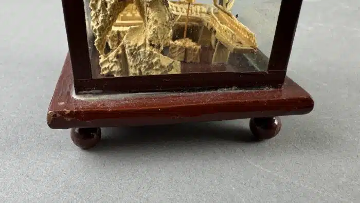 Diorama mit Mikroschnitzerei, China, 20. Jahrhundert Schnitzerei in Form eines Tempels, Bäumen und Kranichen,  H 10 cm – Bild 6