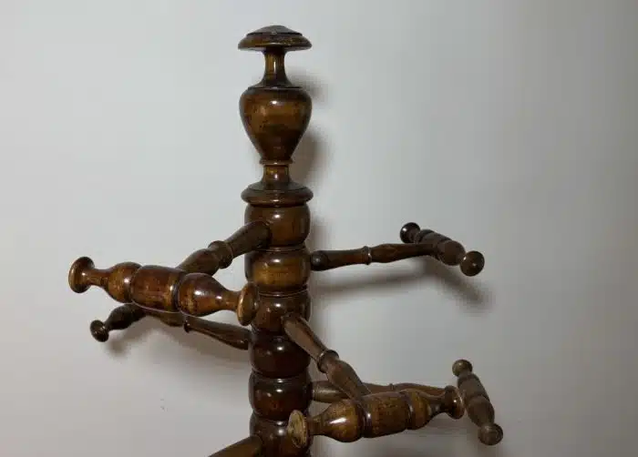 Historismus - Kleiderständer um 1880, Buchenholz, braun lackiert, tlw. gedrechselt, Höhe ca. 190 cm, – Bild 3