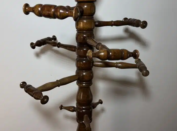 Historismus - Kleiderständer um 1880, Buchenholz, braun lackiert, tlw. gedrechselt, Höhe ca. 190 cm, – Bild 4