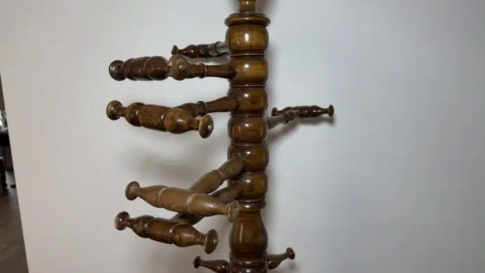 Historismus - Kleiderständer um 1880, Buchenholz, braun lackiert, tlw. gedrechselt, Höhe ca. 190 cm, – Bild 6
