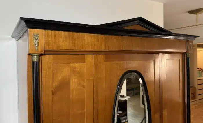 Biedermeier Stil Schrank, mit Spiegel und scwarz lackierten Säulen - Messing Appliken und Löwenköpfen siehe Bilder 147x70 cm H 205 cm – Bild 3