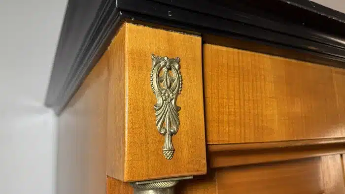 Biedermeier Stil Schrank, mit Spiegel und scwarz lackierten Säulen - Messing Appliken und Löwenköpfen siehe Bilder 147x70 cm H 205 cm – Bild 5