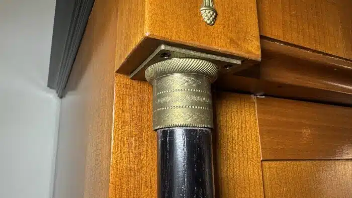 Biedermeier Stil Schrank, mit Spiegel und scwarz lackierten Säulen - Messing Appliken und Löwenköpfen siehe Bilder 147x70 cm H 205 cm – Bild 6