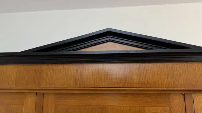 Biedermeier Stil Schrank, mit Spiegel und scwarz lackierten Säulen - Messing Appliken und Löwenköpfen siehe Bilder 147x70 cm H 205 cm – Bild 9