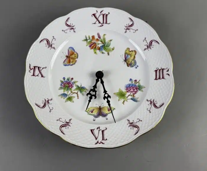 HEREND, Wanduhr aus Porzellan „Queen Victoria“, Ungarn. Ø 28 cm
