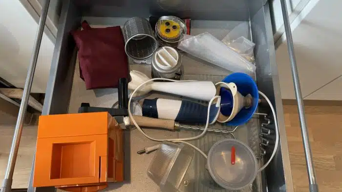 Küche - Kompletter Inhalt NUR von den Laden und Kästen siehe Fotos. OHNE KÜCHE !! – Bild 2