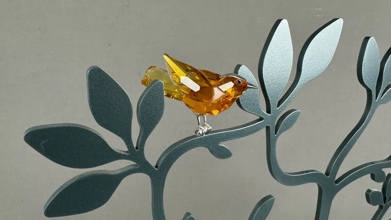 Swarovski Kristallfiguren "Vögel + Baum". Alles neu und originalverpackt, 12 Vögel in originaler Verpackung und ein großer Baum, Swarovski Crystal Tropical Birds And Paradise Tree, Baum ist dunkelgrün lackiert und dient als Display für die verschiedenen farbigen tropischen Vögel. siehe Bilder !! – Bild 3