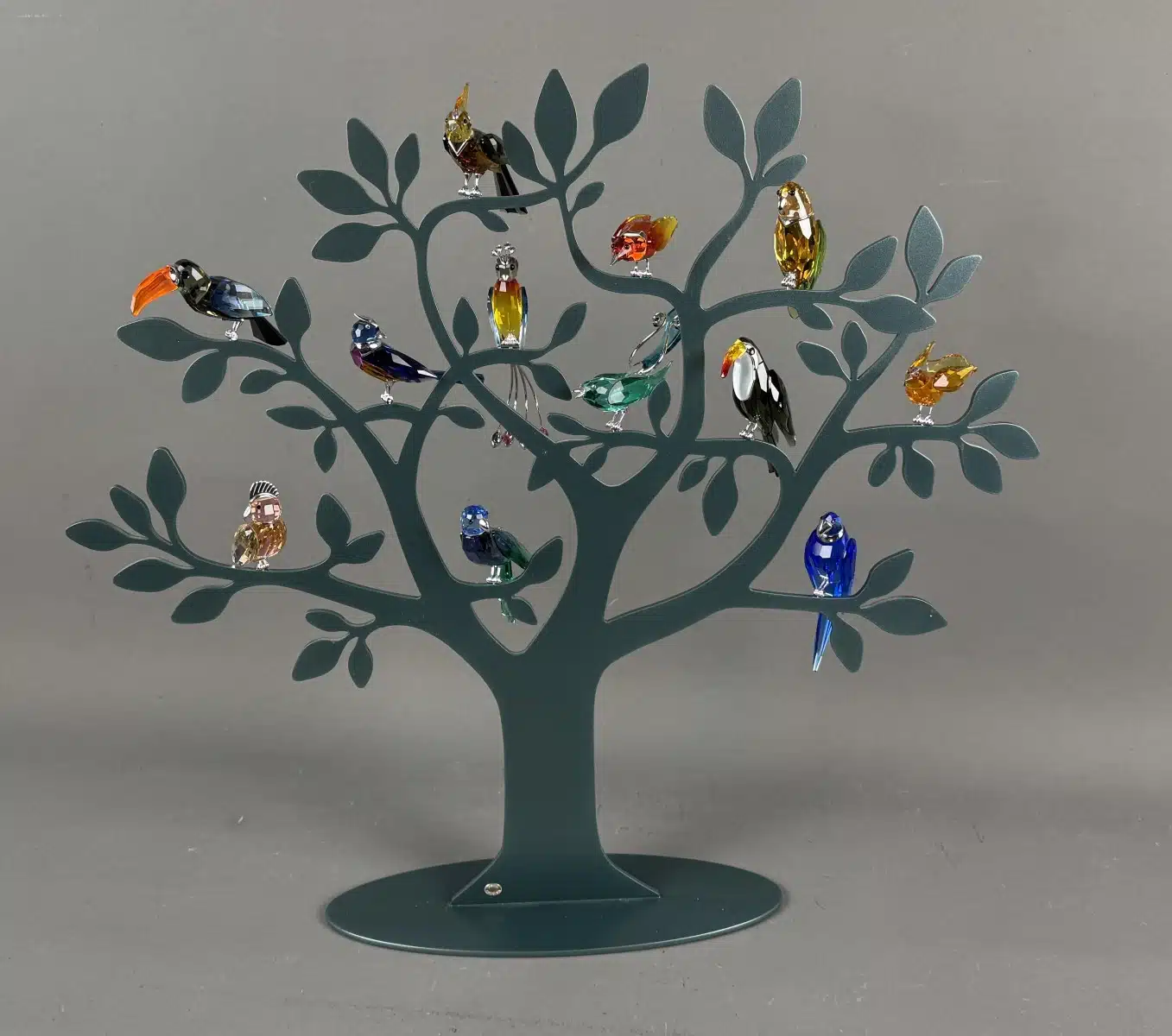 Swarovski Kristallfiguren "Vögel + Baum". Alles neu und originalverpackt, 12 Vögel in originaler Verpackung und ein großer Baum, Swarovski Crystal Tropical Birds And Paradise Tree, Baum ist dunkelgrün lackiert und dient als Display für die verschiedenen farbigen tropischen Vögel. siehe Bilder !!