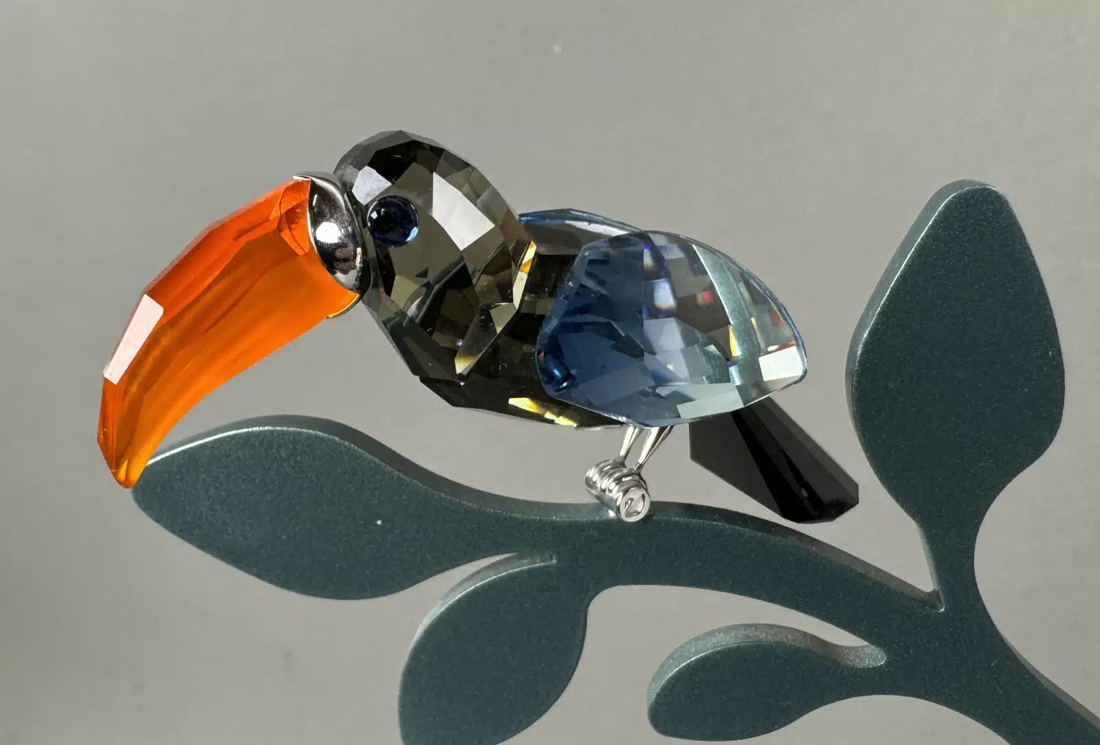 Swarovski Kristallfiguren "Vögel + Baum". Alles neu und originalverpackt, 12 Vögel in originaler Verpackung und ein großer Baum, Swarovski Crystal Tropical Birds And Paradise Tree, Baum ist dunkelgrün lackiert und dient als Display für die verschiedenen farbigen tropischen Vögel. siehe Bilder !! – Bild 4