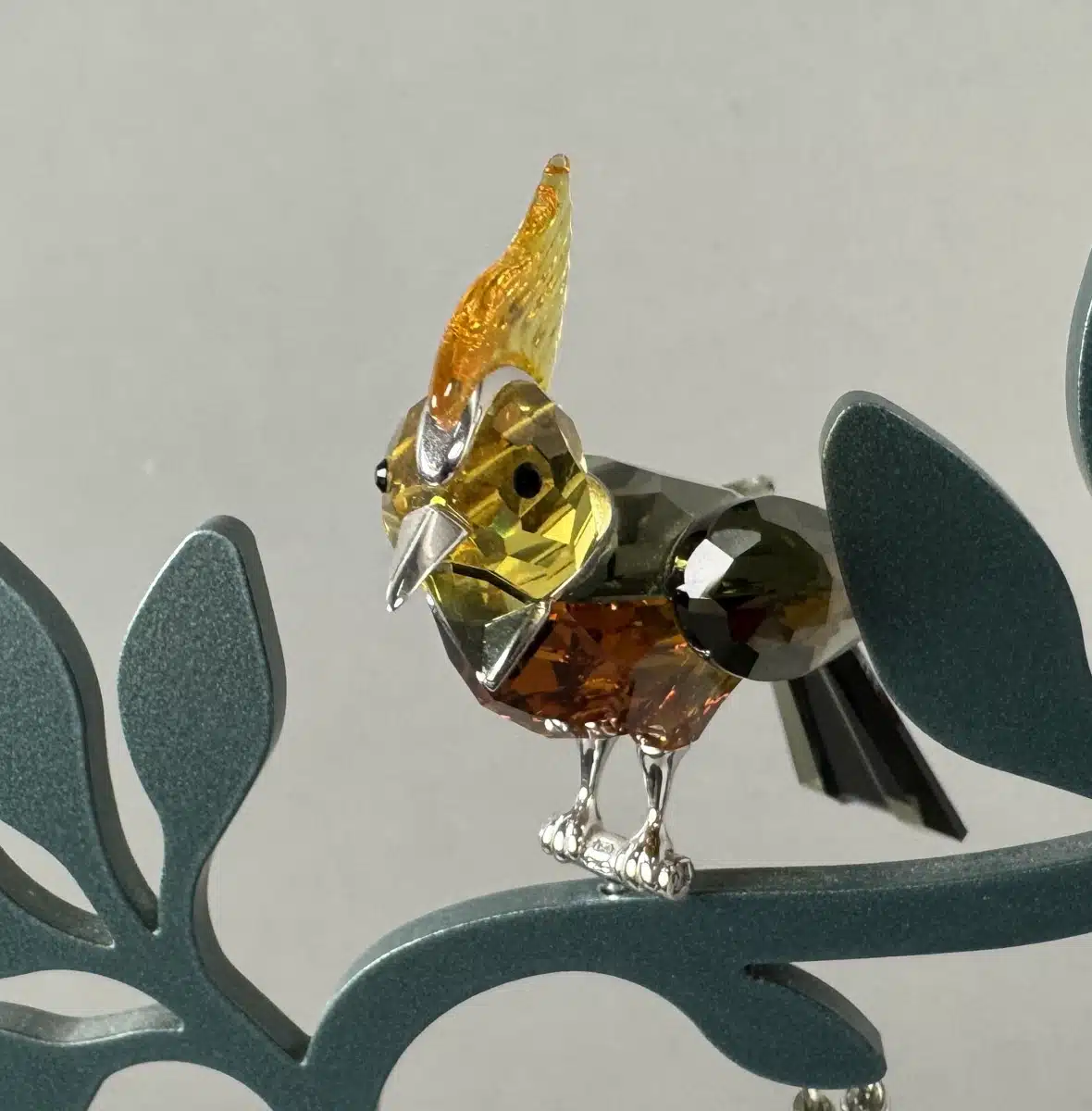 Swarovski Kristallfiguren "Vögel + Baum". Alles neu und originalverpackt, 12 Vögel in originaler Verpackung und ein großer Baum, Swarovski Crystal Tropical Birds And Paradise Tree, Baum ist dunkelgrün lackiert und dient als Display für die verschiedenen farbigen tropischen Vögel. siehe Bilder !! – Bild 6