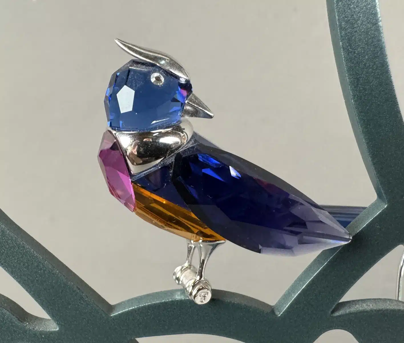 Swarovski Kristallfiguren "Vögel + Baum". Alles neu und originalverpackt, 12 Vögel in originaler Verpackung und ein großer Baum, Swarovski Crystal Tropical Birds And Paradise Tree, Baum ist dunkelgrün lackiert und dient als Display für die verschiedenen farbigen tropischen Vögel. siehe Bilder !! – Bild 7