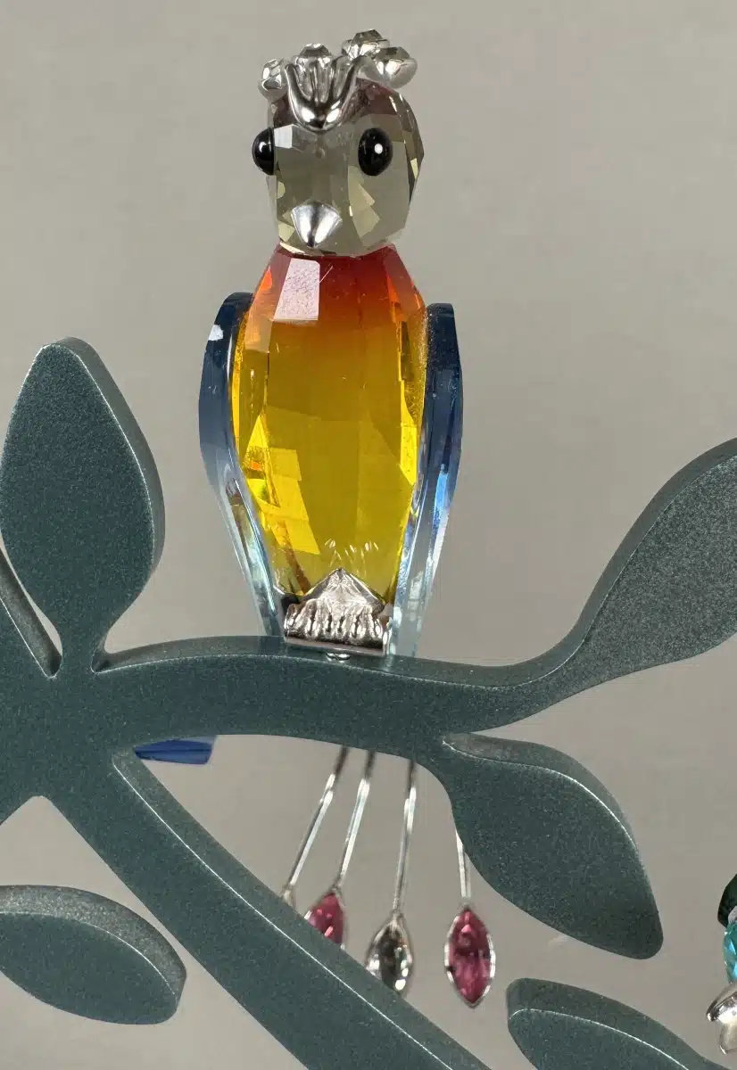 Swarovski Kristallfiguren "Vögel + Baum". Alles neu und originalverpackt, 12 Vögel in originaler Verpackung und ein großer Baum, Swarovski Crystal Tropical Birds And Paradise Tree, Baum ist dunkelgrün lackiert und dient als Display für die verschiedenen farbigen tropischen Vögel. siehe Bilder !! – Bild 10