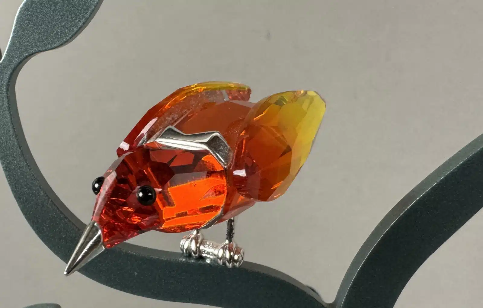 Swarovski Kristallfiguren "Vögel + Baum". Alles neu und originalverpackt, 12 Vögel in originaler Verpackung und ein großer Baum, Swarovski Crystal Tropical Birds And Paradise Tree, Baum ist dunkelgrün lackiert und dient als Display für die verschiedenen farbigen tropischen Vögel. siehe Bilder !! – Bild 11