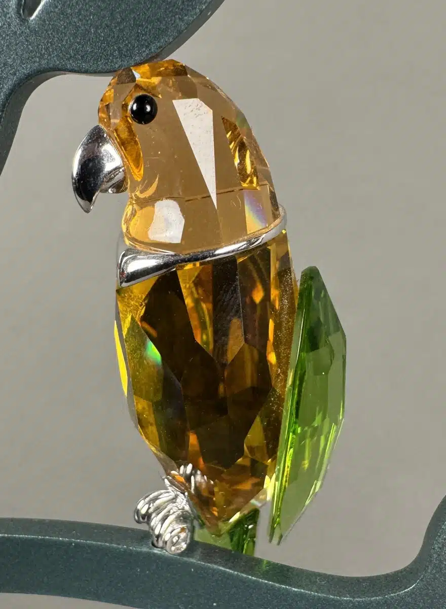 Swarovski Kristallfiguren "Vögel + Baum". Alles neu und originalverpackt, 12 Vögel in originaler Verpackung und ein großer Baum, Swarovski Crystal Tropical Birds And Paradise Tree, Baum ist dunkelgrün lackiert und dient als Display für die verschiedenen farbigen tropischen Vögel. siehe Bilder !! – Bild 12