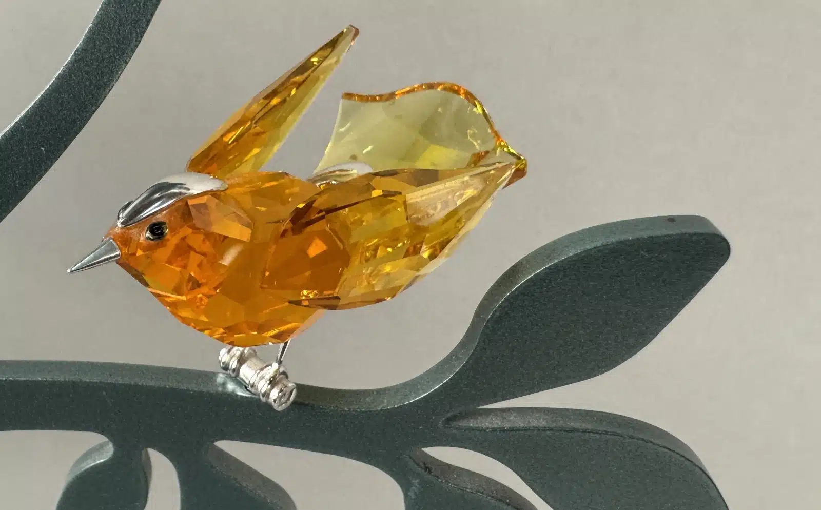 Swarovski Kristallfiguren "Vögel + Baum". Alles neu und originalverpackt, 12 Vögel in originaler Verpackung und ein großer Baum, Swarovski Crystal Tropical Birds And Paradise Tree, Baum ist dunkelgrün lackiert und dient als Display für die verschiedenen farbigen tropischen Vögel. siehe Bilder !! – Bild 13