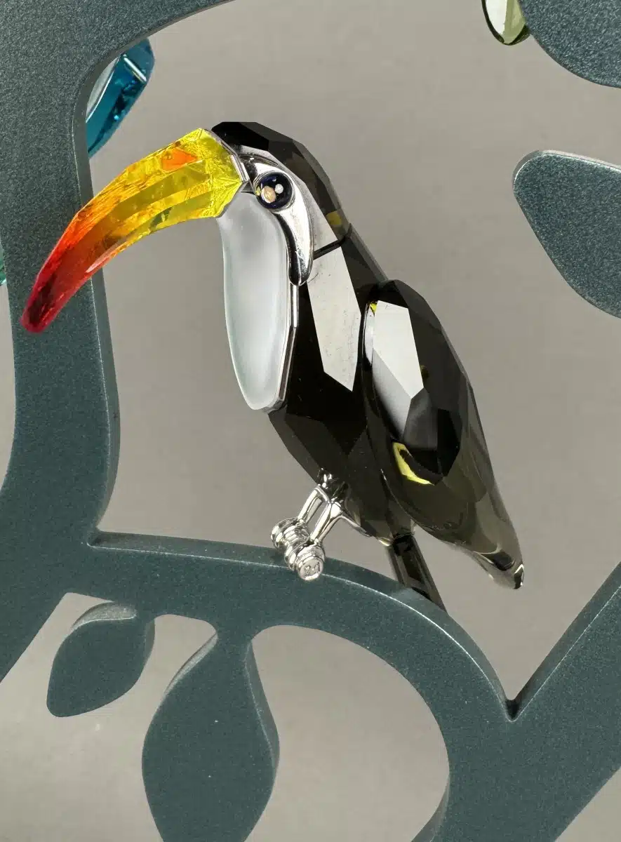 Swarovski Kristallfiguren "Vögel + Baum". Alles neu und originalverpackt, 12 Vögel in originaler Verpackung und ein großer Baum, Swarovski Crystal Tropical Birds And Paradise Tree, Baum ist dunkelgrün lackiert und dient als Display für die verschiedenen farbigen tropischen Vögel. siehe Bilder !! – Bild 14