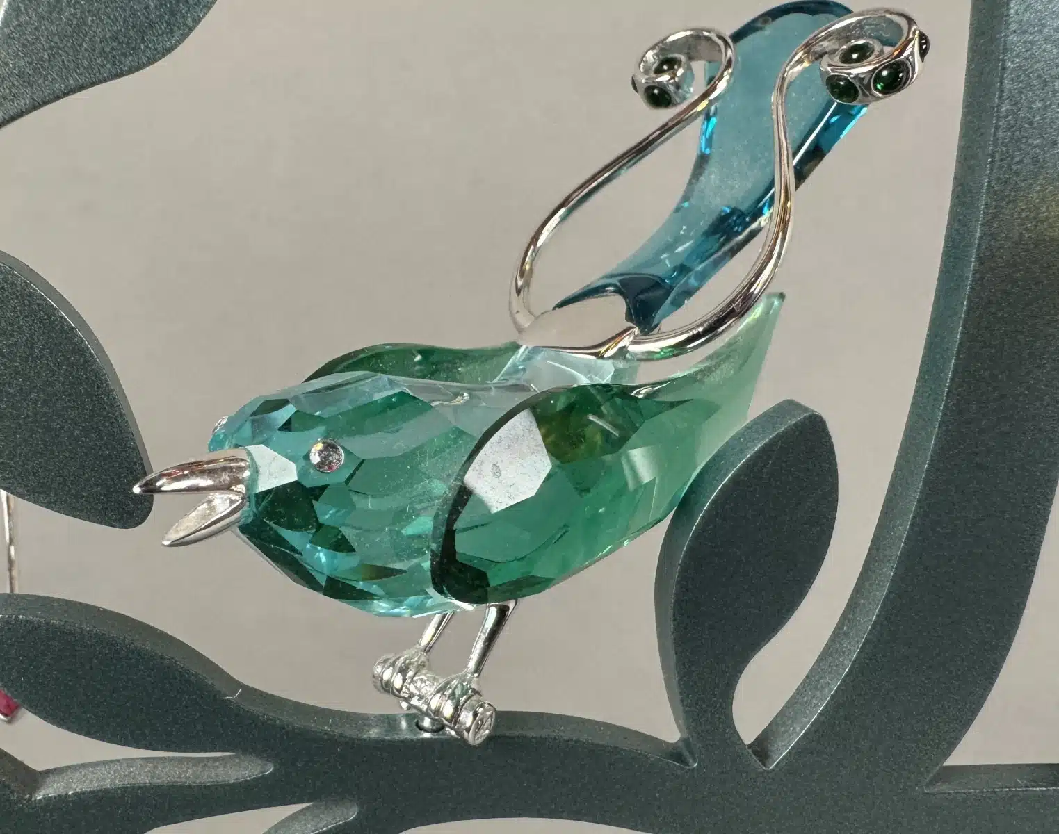 Swarovski Kristallfiguren "Vögel + Baum". Alles neu und originalverpackt, 12 Vögel in originaler Verpackung und ein großer Baum, Swarovski Crystal Tropical Birds And Paradise Tree, Baum ist dunkelgrün lackiert und dient als Display für die verschiedenen farbigen tropischen Vögel. siehe Bilder !! – Bild 15