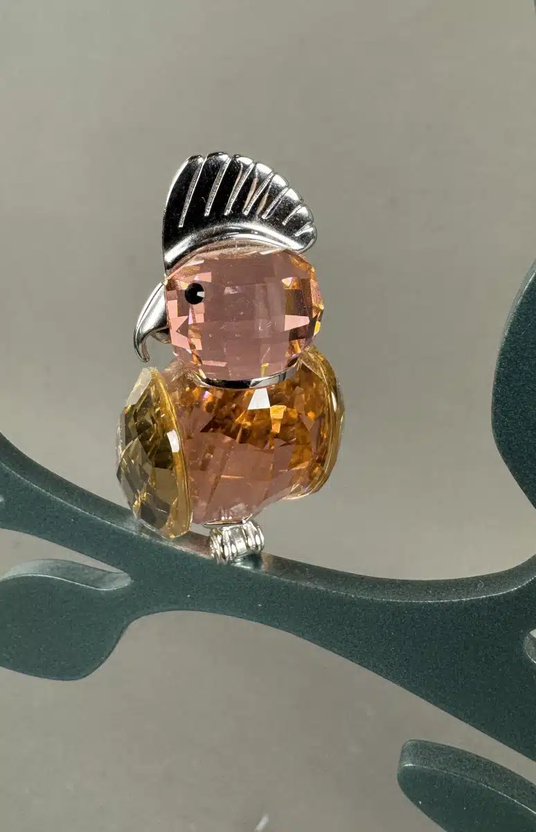 Swarovski Kristallfiguren "Vögel + Baum". Alles neu und originalverpackt, 12 Vögel in originaler Verpackung und ein großer Baum, Swarovski Crystal Tropical Birds And Paradise Tree, Baum ist dunkelgrün lackiert und dient als Display für die verschiedenen farbigen tropischen Vögel. siehe Bilder !! – Bild 16