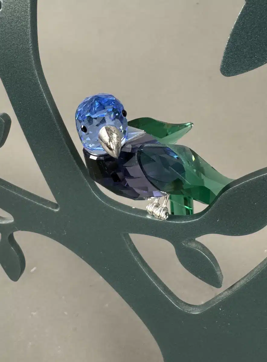 Swarovski Kristallfiguren "Vögel + Baum". Alles neu und originalverpackt, 12 Vögel in originaler Verpackung und ein großer Baum, Swarovski Crystal Tropical Birds And Paradise Tree, Baum ist dunkelgrün lackiert und dient als Display für die verschiedenen farbigen tropischen Vögel. siehe Bilder !! – Bild 17