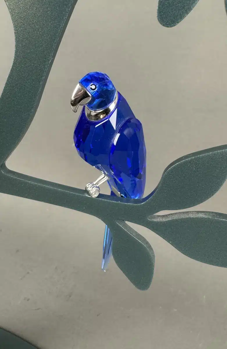 Swarovski Kristallfiguren "Vögel + Baum". Alles neu und originalverpackt, 12 Vögel in originaler Verpackung und ein großer Baum, Swarovski Crystal Tropical Birds And Paradise Tree, Baum ist dunkelgrün lackiert und dient als Display für die verschiedenen farbigen tropischen Vögel. siehe Bilder !! – Bild 18