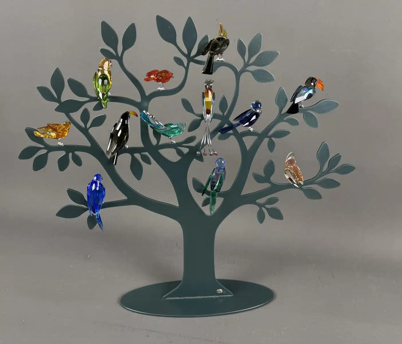 Swarovski Kristallfiguren "Vögel + Baum". Alles neu und originalverpackt, 12 Vögel in originaler Verpackung und ein großer Baum, Swarovski Crystal Tropical Birds And Paradise Tree, Baum ist dunkelgrün lackiert und dient als Display für die verschiedenen farbigen tropischen Vögel. siehe Bilder !! – Bild 19