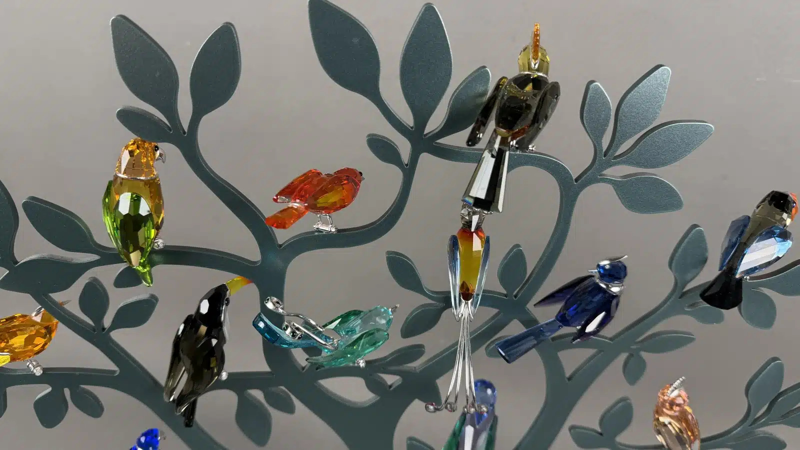 Swarovski Kristallfiguren "Vögel + Baum". Alles neu und originalverpackt, 12 Vögel in originaler Verpackung und ein großer Baum, Swarovski Crystal Tropical Birds And Paradise Tree, Baum ist dunkelgrün lackiert und dient als Display für die verschiedenen farbigen tropischen Vögel. siehe Bilder !! – Bild 20