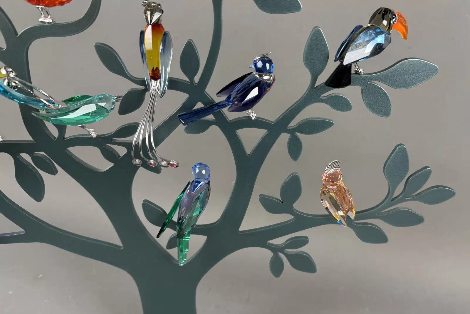 Swarovski Kristallfiguren "Vögel + Baum". Alles neu und originalverpackt, 12 Vögel in originaler Verpackung und ein großer Baum, Swarovski Crystal Tropical Birds And Paradise Tree, Baum ist dunkelgrün lackiert und dient als Display für die verschiedenen farbigen tropischen Vögel. siehe Bilder !! – Bild 21