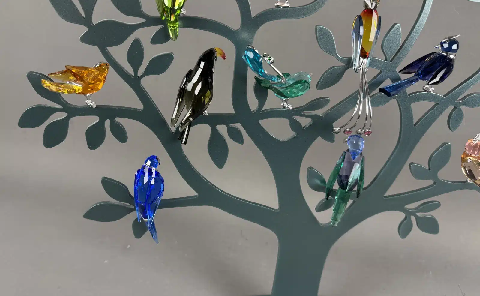 Swarovski Kristallfiguren "Vögel + Baum". Alles neu und originalverpackt, 12 Vögel in originaler Verpackung und ein großer Baum, Swarovski Crystal Tropical Birds And Paradise Tree, Baum ist dunkelgrün lackiert und dient als Display für die verschiedenen farbigen tropischen Vögel. siehe Bilder !! – Bild 22
