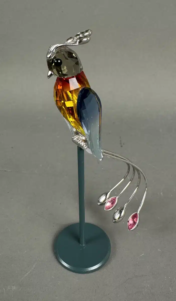 Swarovski Kristallfiguren "Vögel + Baum". Alles neu und originalverpackt, 12 Vögel in originaler Verpackung und ein großer Baum, Swarovski Crystal Tropical Birds And Paradise Tree, Baum ist dunkelgrün lackiert und dient als Display für die verschiedenen farbigen tropischen Vögel. siehe Bilder !! – Bild 23