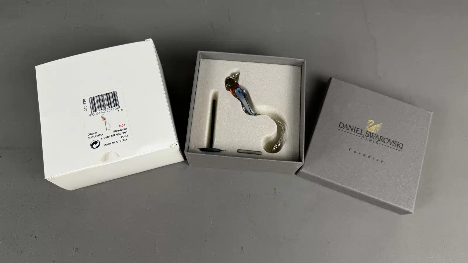 Swarovski Kristallfiguren "Vögel + Baum". Alles neu und originalverpackt, 12 Vögel in originaler Verpackung und ein großer Baum, Swarovski Crystal Tropical Birds And Paradise Tree, Baum ist dunkelgrün lackiert und dient als Display für die verschiedenen farbigen tropischen Vögel. siehe Bilder !! – Bild 24