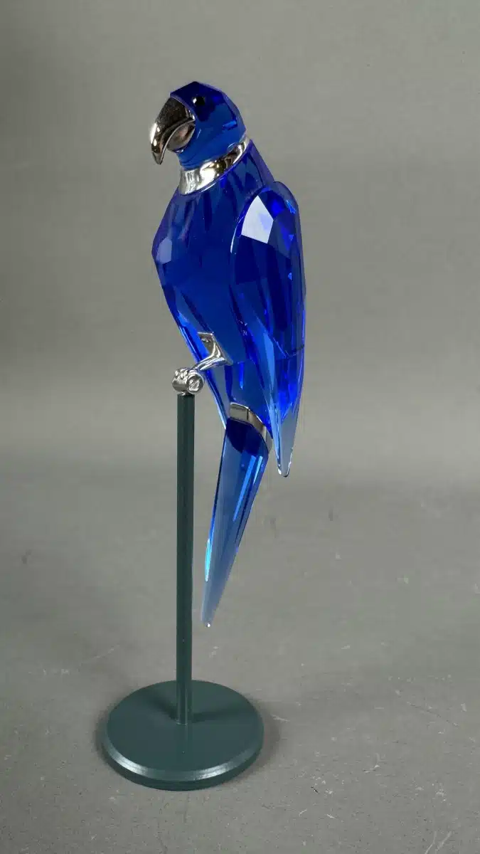 Swarovski Kristallfiguren "Vögel + Baum". Alles neu und originalverpackt, 12 Vögel in originaler Verpackung und ein großer Baum, Swarovski Crystal Tropical Birds And Paradise Tree, Baum ist dunkelgrün lackiert und dient als Display für die verschiedenen farbigen tropischen Vögel. siehe Bilder !! – Bild 26